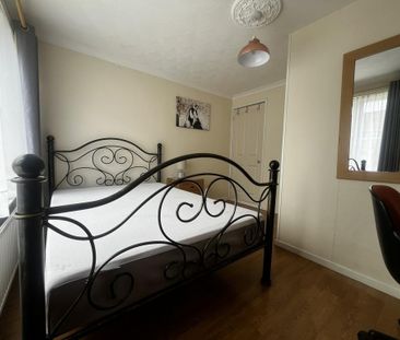 5 bedroom semi-detached house to rent - Photo 5