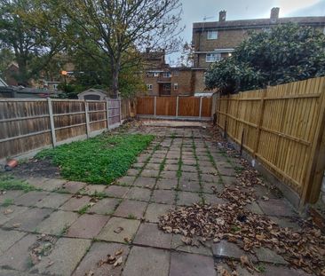 3 Bed Terraced House, Ayres Close, E13 - Photo 4