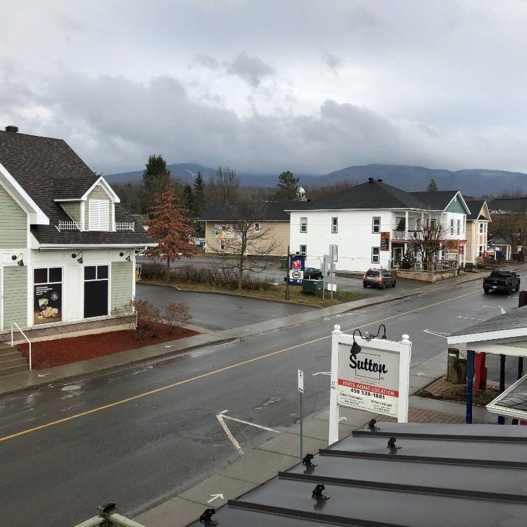 condo rénové 4.5 a louer au coeur du village de Sutton - Photo 1