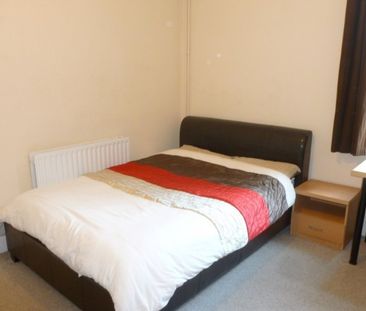 Beautiful 6 bedroom house with 4 spacious double bedrooms in West End! - Photo 4