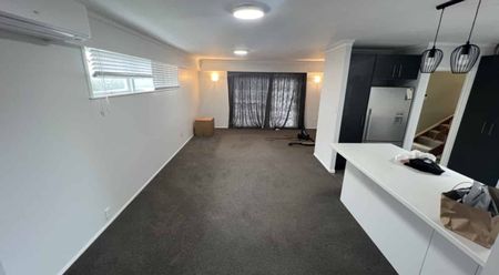 Lovely family home Opaheke - Photo 3