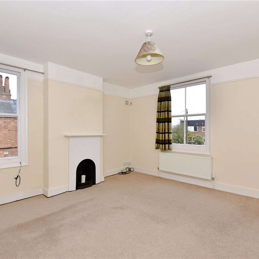 Lovely cottage in great position with garden and garage - Photo 1