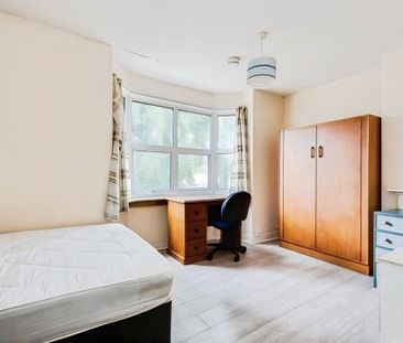 6 bedroom semi-detached house to rent - Photo 3