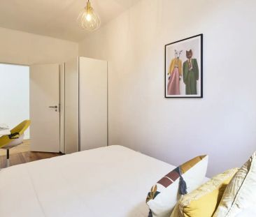 Room in a shared 13-bedroom apartment for rent in Lisbon. - Foto 1