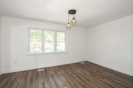 **ALL INCLUSIVE** Gorgeous 2 Bedroom Main Unit in St. Catharines!! - Photo 2