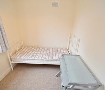 4 bedroom semi-detached house to rent - Photo 4