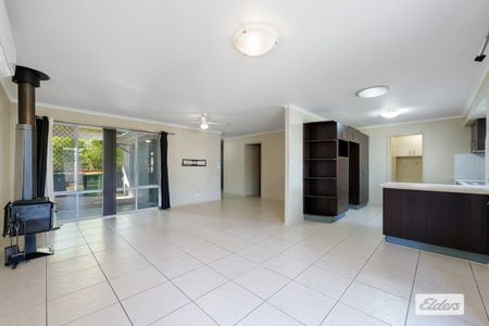 SPACIOUS FAMILY HOME WITH FIREPLACE, MULTIPURPOSE ROOM & OUTDOOR ENTERTAINING - Photo 3