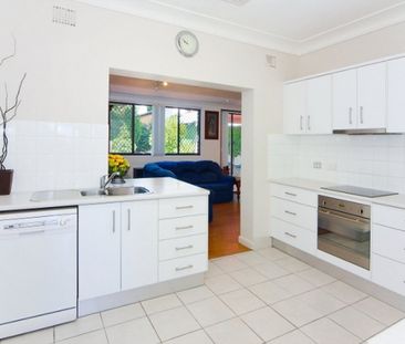 ***CENTRAL WEST TAMWORTH - Large Family Home - Photo 3