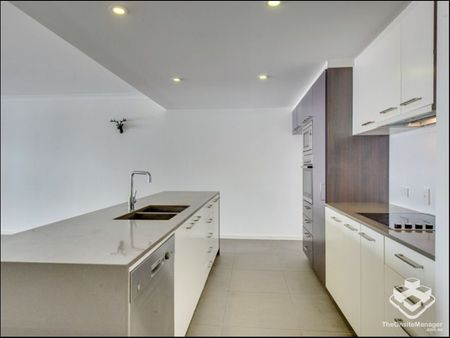 Furnished Spacious unit with park & city view - Photo 3