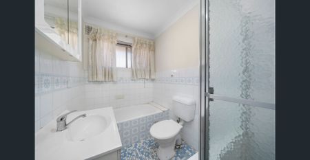 Top floor, front facing residence in a small block of only 6 units - Photo 2