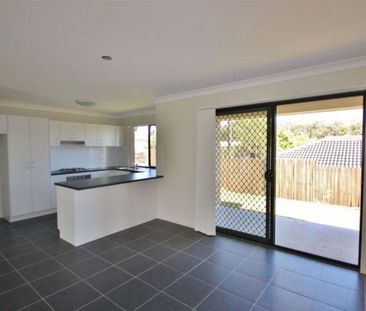 Spacious Family Home with Air Con and Huge Yard! - Photo 1