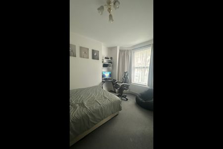 3 Bed Terraced House, Friars Road, E6 - Photo 3