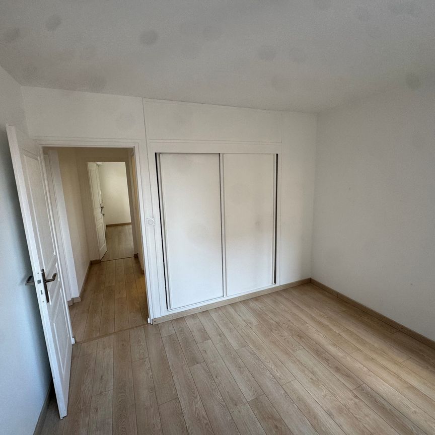 T4 de 87m², 3 chambres, cuisine, salle de bains, wc, salon/salle à manger, balcon et cave - Photo 1