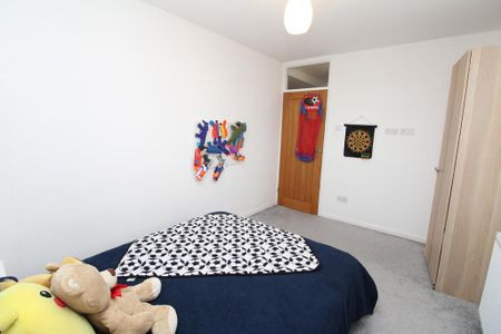 4 bedroom semi-detached house to rent - Photo 5