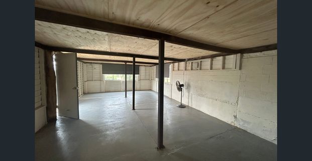 HIDDEN GEM IN SOUTH GLADSTONE WITH OCEAN VIEW - Photo 1