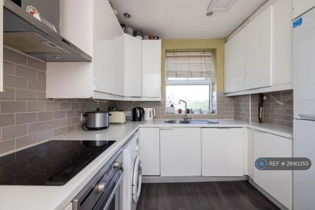 1 bedroom in a flat share to rent - Photo 5