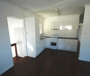 SHORT WALK TO HINKLER PLACE, PUBLIC TRANSPORT & BUNDABERG CBD - Photo 4