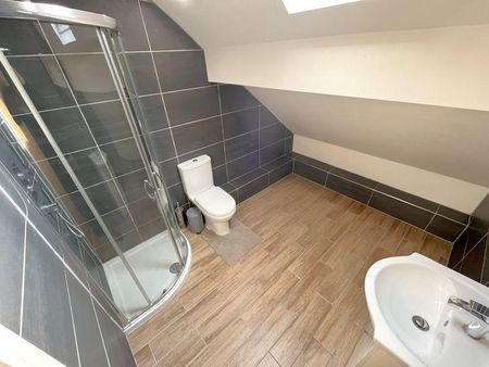 1 bedroom in a house share to rent - Photo 3