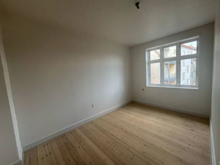 Rummelig lejlighed i pæn ejendom tæt på Randers C - Photo 3