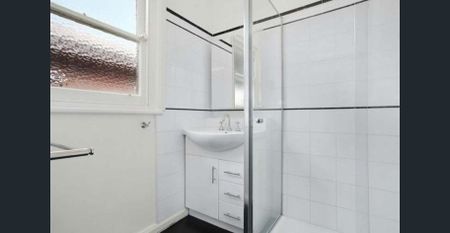 Elegant Art Deco Sanctuary in a Prestigious Richmond Hill Setting - Photo 3