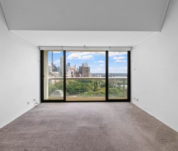 NORTH FACING HYDE PARK APARTMENT WITH HARBOUR VIEWS - Photo 2