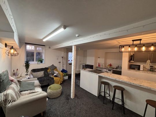 70 Flat 1 Headingley Avenue, Leeds, LS6 3ER - Photo 1