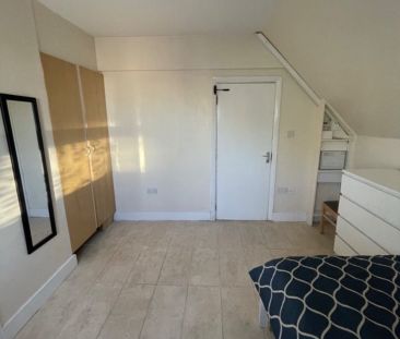 Room in a Shared House, Bounds Green Road, N11 - Photo 2