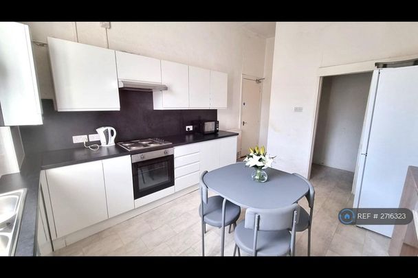 4 bedroom flat to rent - Photo 1