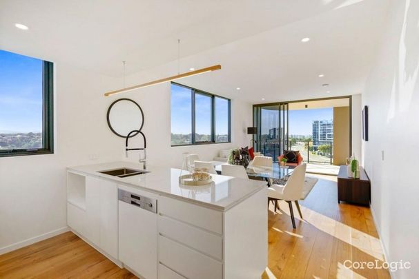 Modern 2-Bedroom Apartment with stunning Broadwater Views - Photo 1