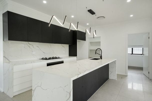 EXECUTIVE FAMILY HOME WITH MULTIPLE LIVING AREAS !!! - Photo 1