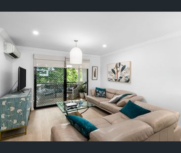 Coastal chic light-filled apartment with new kitchen in the heart o... - Photo 4