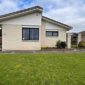 3 Bedrooms in Highbury - Photo 3