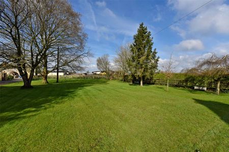 Charming 5 bedroom property located in a rural setting. - Photo 3