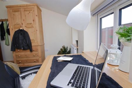 5 bedroom flat to rent - Photo 2