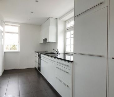 MODERN WITH LOTS OF SPACE IN A CENTRAL LOCATION - Photo 4