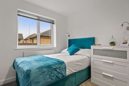 High quality house share - with separate WFH Office - in the Leisure Village, close to town centre and train station Daley - Photo 4