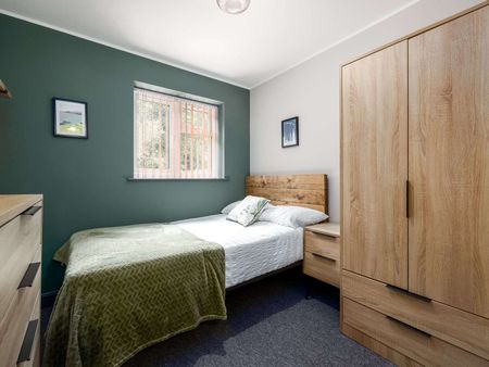 OX Living is proud to present this high-quality 8-bedroom co-living property, perfect for working professionals looking for stylish, stress-free living. Room 2 - Photo 3