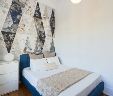 Room in a shared 7-bedroom apartment for rent in Lisbon, perfect for professionals or students - Photo 3