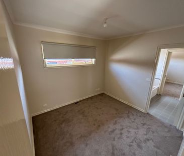 Freshly Updated, 3 Bedroom, 2 Bathroom - Photo 3