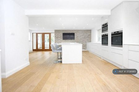 4 bedroom detached house to rent - Photo 5