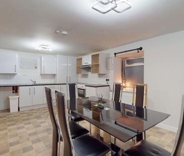 2 bedroom Flat To Let - Photo 2