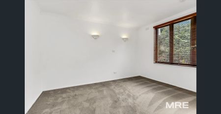 This stunning single floor unit boasts open plan living, with timber flooring, heating and cooling, opening out to a sunny private courtyard. - Photo 2