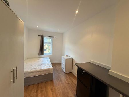 1 bedroom in a house share to rent - Photo 2