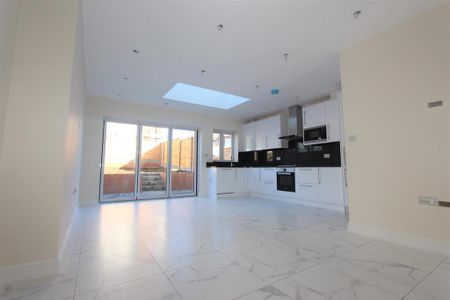 4 bedroom terraced house to rent - Photo 3