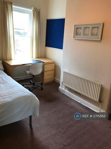 1 bedroom in a house share to rent - Photo 4