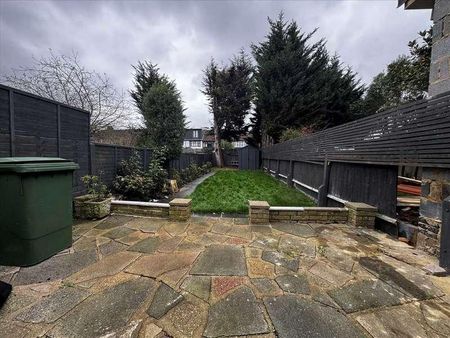 Rushden Gardens, Ilford, IG5 - Photo 3