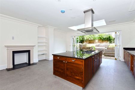 Elegant Grade II Listed residence set over five floors with larger than usual garden in the heart of Windsor. - Photo 2