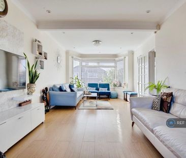 4 bedroom semi-detached house to rent - Photo 4