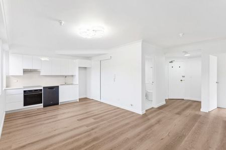 Unfurnished One Bedroom with Parking ! - Photo 3