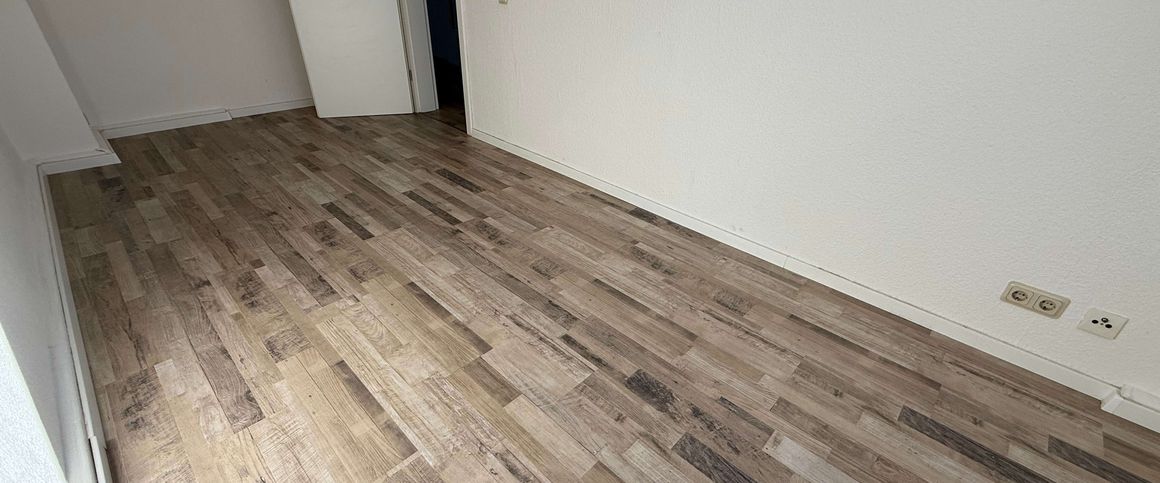 Viel Platz / WG gerecht / zzgl. EBK* mit dem Aufzug ins 4.OG !! - Foto 1
